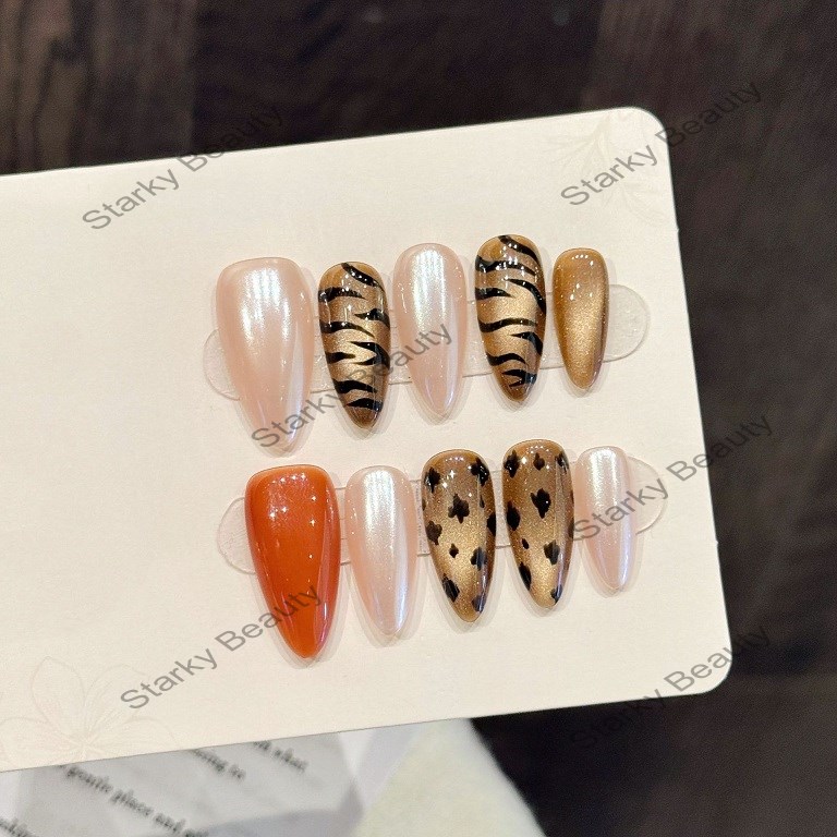 Leopard print cat eye style, handmade wearing of nail polish for a white and high-end look, nail art