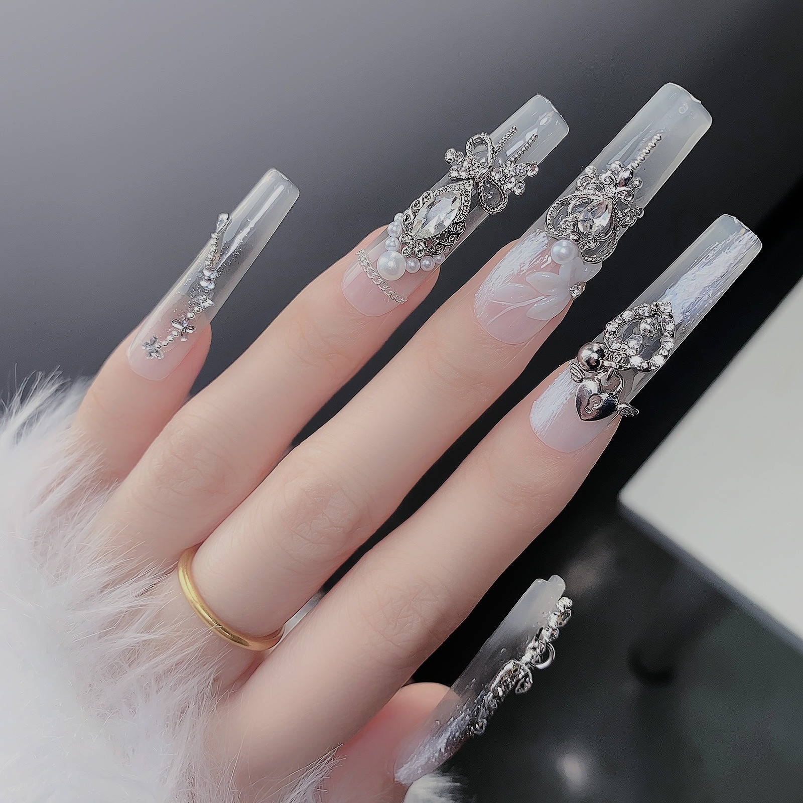 2023 luxury style, high-end metal  alloy butterfly nail accessories,